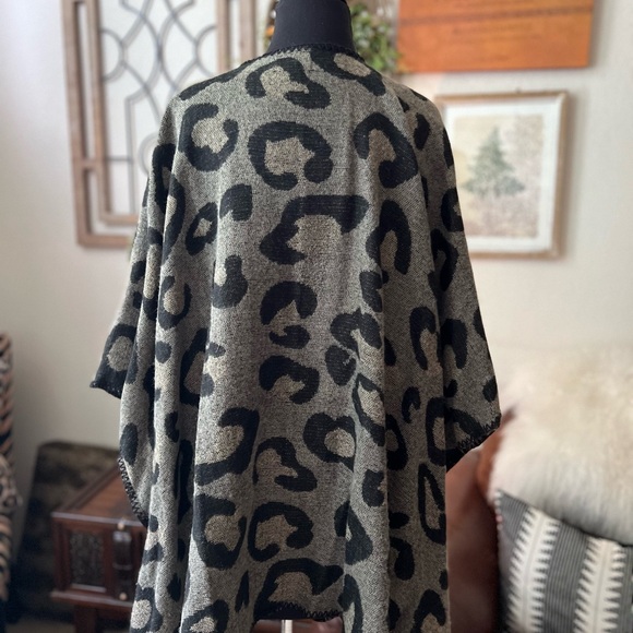 Leopard Poncho - Picture 4 of 4
